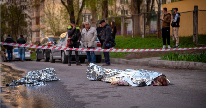 1名槍手在基輔街頭槍殺至少6人後遭警方擊斃，現場可以看到被害者遺體。（圖／達志／美聯社）