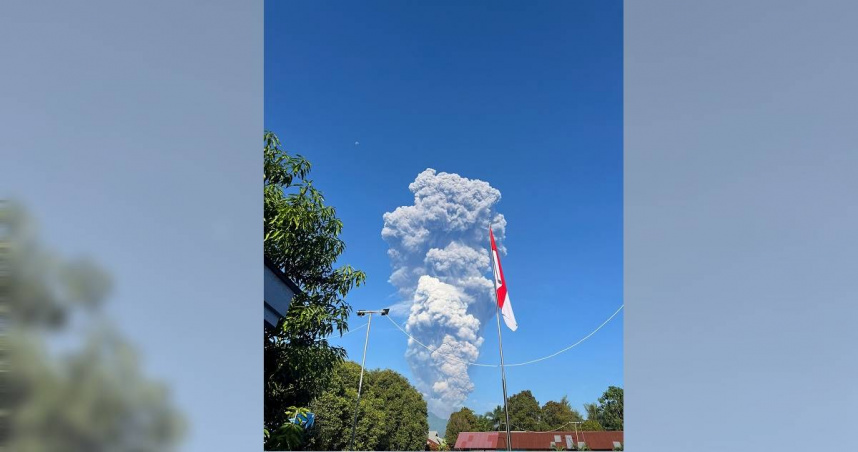 印尼杜科諾火山今（8）日清晨爆發，已釀3死10失蹤。（圖／達志／路透社）