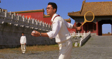 尊龍在《末代皇帝》中一場身穿白色時尚運動服打網球的戲令人驚豔，當時他幾乎是「素顏上陣」。（圖／甲上提供）