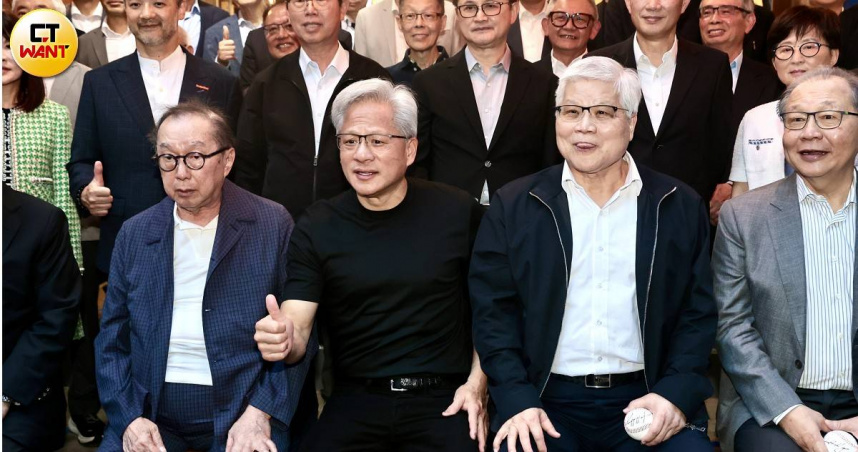 台股9日近午盤目前來到44,715.33點，大漲1212.55點、漲幅達2.79%。AI概念股全面大反攻，圖為日前輝達執行長黃仁勳邀請台廠供應鏈的「兆元宴」科技界大咖餐會。（圖／黃耀徵攝）