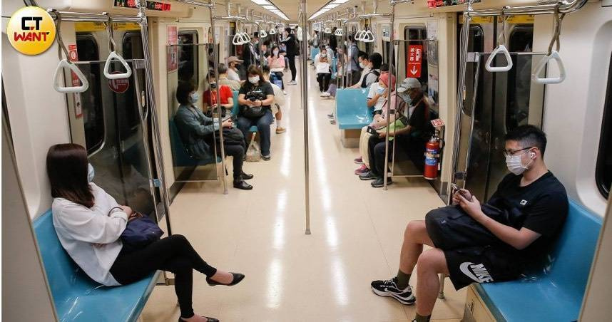 因應今天（22日）臺北大巨蛋活動及百貨商場試營運，臺北捷運公司將加強相關人潮疏運措施。（示意圖／黃耀徵攝）