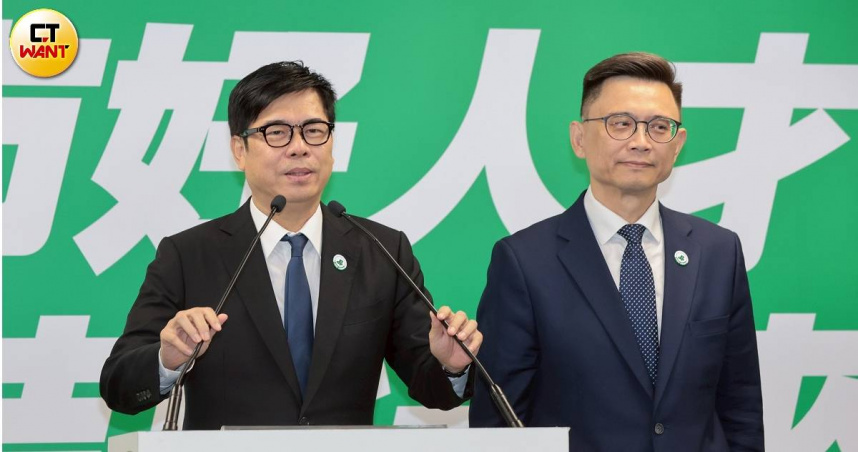 民進黨高雄市長候選人賴瑞隆（右）力拼接棒。（圖／黃耀徵攝）