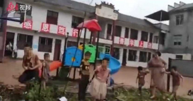 張家界小學遭洪水沖毀「網傳有人失蹤」!學生站泥濘操場哭喊 官方回應了