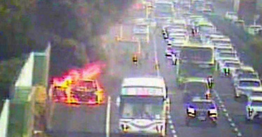 國1北上202小客車自燃成火球 駕駛乘客跳車脫險