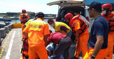 大溪漁港瘋狗浪捲10人!釣客機警丟冰桶當浮筒 漁民狂飆竹筏救人