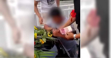 陸男沒錢跪地攔禮車索討紅包 不給就喊「爸爸」耍賴鬧事