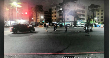 高雄休旅車慢車道鬼切迴轉 吉普車煞車不及被撞翻2傷