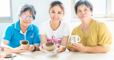 跟視障朋友上陶藝課 林心如感動:看不到會更用心感受