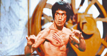 一生極富傳奇色彩 李小龍以武平權創先鋒