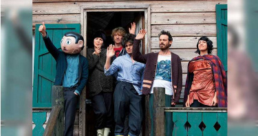 本片以英國歌手法蘭克塞德波頓的真實故事為藍本，導演力邀麥可法斯賓達等演員，一同玩出風靡全球的音樂喜劇。（圖／聯影電影提供）