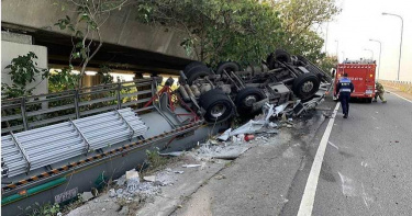 靠近國道8號新市交流道的一處匝道，28日下午發生槽車翻覆意外。（圖／讀者提供）