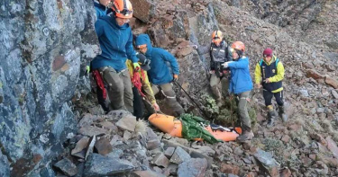 男子爬品田山墜200米深谷身亡 直升機上午吊掛大體下山
