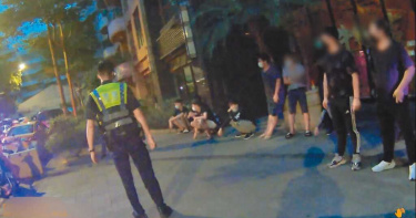 18人戶外群聚聊天 每人都開罰!一行人辯稱:我們都有戴口罩