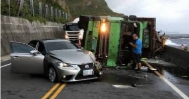 濱海公路貨車過彎翻覆 高速撞擊Lexus驚險畫面曝光