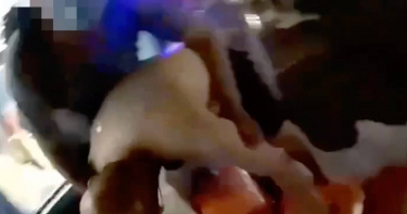 大稻埕碼頭市集一名攤販發酒瘋，竟拿起水果刀揮舞，嚇壞路人。（圖／翻攝畫面）