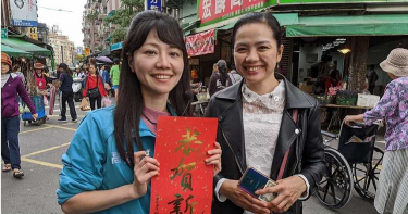 「港湖女神」回饋選民要開唱 阿伯抗議「唱得很難聽!」