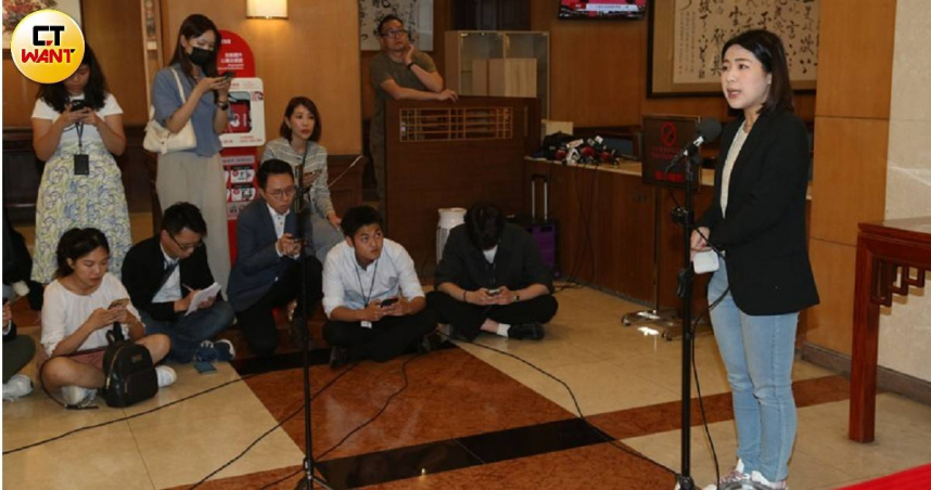 對於近日傳出有不利自己人身安全的消息，國民黨立委徐巧芯（右）表示已經申請加派隨扈。（圖／黃鵬杰攝）