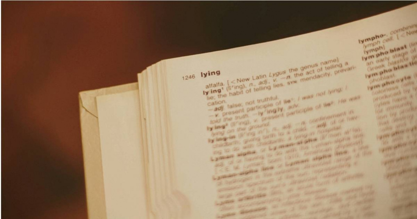 有網友抱怨現在課本都要用「呵」取代「喔」，從字面上看讓人覺得十分嘲諷。（示意圖／unsplash）