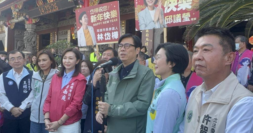 高雄市長陳其邁到大寮區大發開封宮包公廟發小紅包。（圖／報系資料庫）