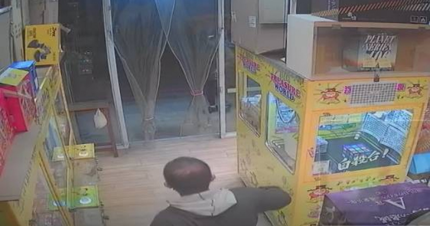 知名YouTuber天龍德經營的抓娃娃機店遭通緝犯闖入搶劫。（圖／翻攝自YouTube天龍德）