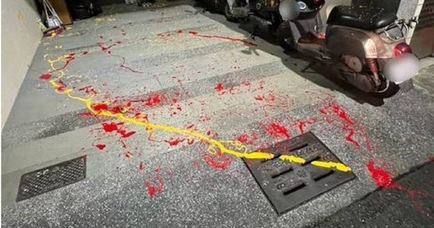 高雄民宅遭1名滑板怪客無故潑紅漆，導致大門、車庫及機車被波及毀損。（圖／翻攝畫面）