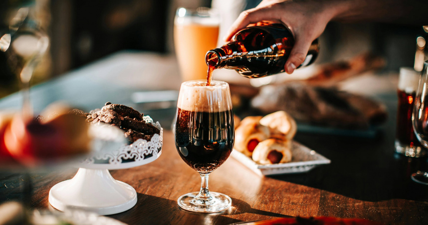 不少人習慣在寒冷的天氣裡喝上一杯酒，希望能藉此暖身。（示意圖／翻攝Pexels）