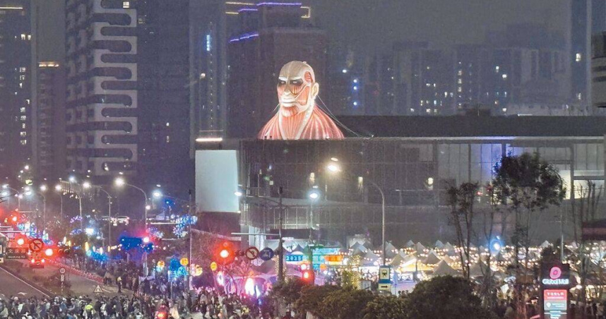 台灣燈會15日吸引大量旅客進入各燈區，擠爆高鐵、機捷，桃園市政府緊急啟動相關人潮應變措施，加派雙向公路接駁紓解人流。（圖／廖姮玥攝）