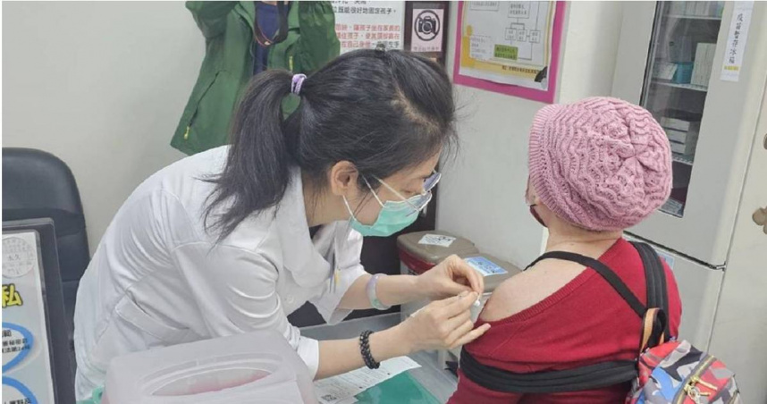 衛福部增購的10萬劑公費流感疫苗20日開打，台北市立聯合醫院信義門診部一早就湧入搶打民眾。（圖／謝佳君攝）