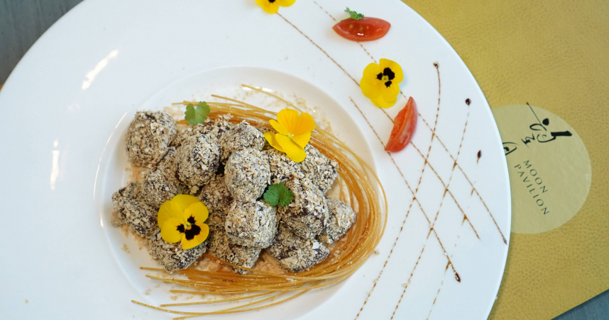 「麥香摩卡和牛粒」將摩卡咖啡醬以小火慢煮、釋放香氣，與和牛粒翻炒再裹上麥片，既富有口感又香味醇厚。（1,880元，圖／魏妤靜攝）