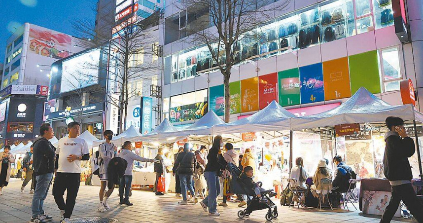 4月電價方案大致敲定，住宅、小商家等民生用電平均漲幅高達11％，產業用電漲幅則約5％。圖為新北市板橋府中商圈夜晚各式招牌亮起，一片通明。（圖／中國時報姚志平攝）