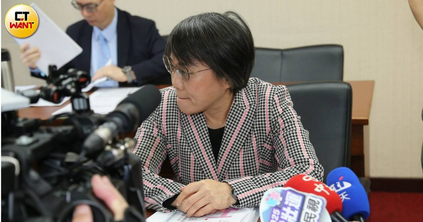 陸配亞亞25日晚間自行搭機返陸，內政部長劉世芳回應不針對個案回覆。（圖／黃鵬杰攝）