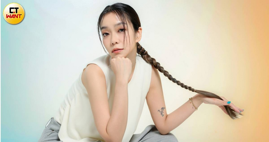 LOEWE白色針織背心、LOEWE灰色寬褲、LOEWE運動鞋（圖／林士傑、楊澍攝）