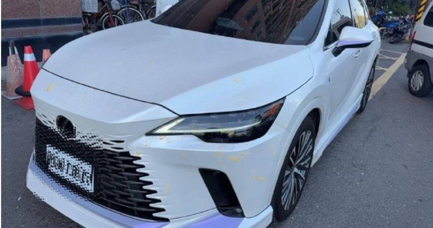 鄭女駕車行經岡山區新樂街時，慘遭天將雞蛋噴濺汙染，警方受理後已鎖定犯嫌通知到案。（圖／翻攝畫面）