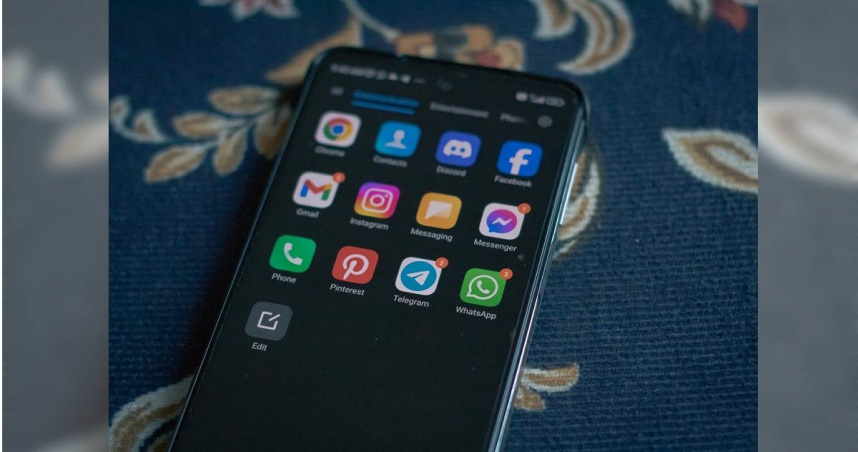 美國一名27歲男子，涉嫌透過線上應用程式誘拐未成年女童。（示意圖／Pexels）