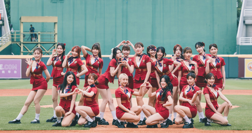 樂天女孩呼應「環遊世界」主題，換上空姐裝。（圖／樂天桃猿提供）