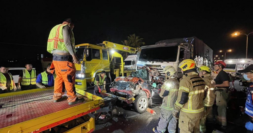 國道一號仁德段昨晚發生嚴重車禍，大貨車前方小客車被撞成廢鐵。（圖／翻攝畫面）