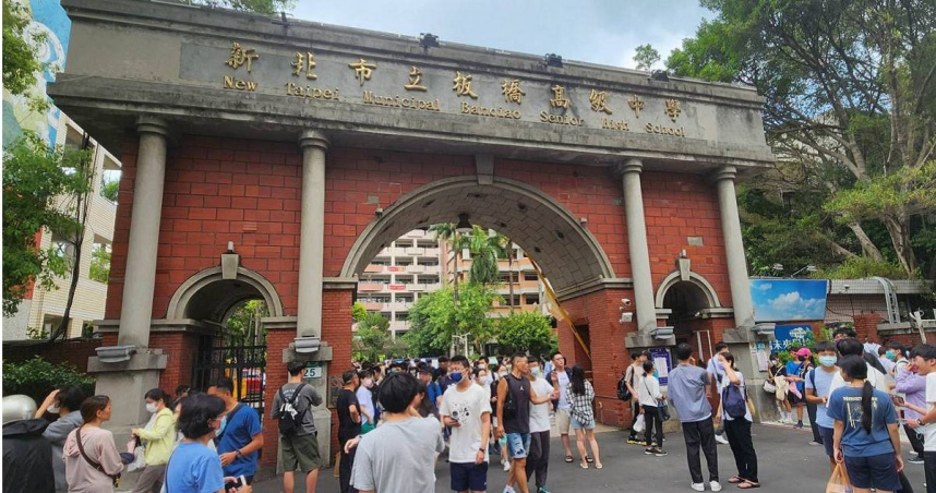 板橋高中一名學生日前在網路上表示,要是該篇貼文破1000讚,就衝到校長室,抱著校長賴春錦跑操場一圈。(示意圖/報系資料照)