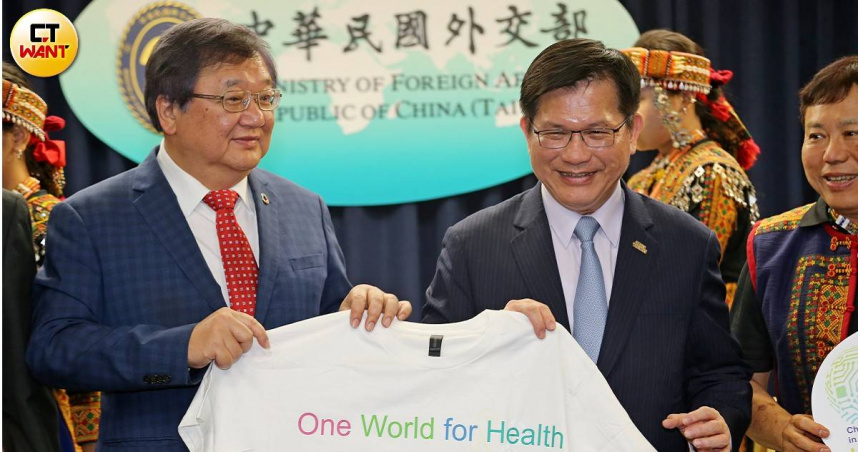 外交部長林佳龍、衛福部長邱泰源，共同召開2025年「世界衛生大會」（WHA）記者會，強調此行是以正向的力量，表達積極參與全球健康醫療的決心。（圖／黃鵬杰攝）