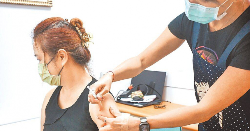 新冠疫情升溫，醫師團體呼籲高危險群必須接種疫苗並持續增加快篩試劑量產；圖為民眾施打新冠疫苗。（圖／中國時報郭吉銓攝）