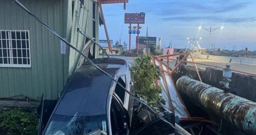 男駕車撞橋墩飛落排水溝，還波及民宅與自來水設備。（ 圖／翻攝畫面）