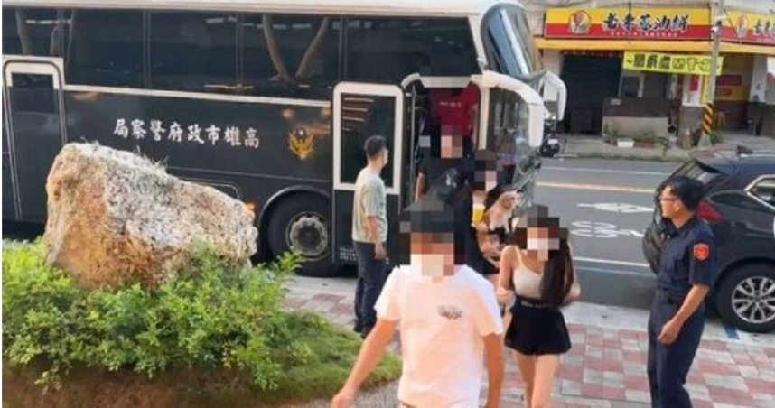 高雄某間餐廳頂樓私設賭場，業者還營造舒適環境吸引人流，甚至有賭客攜帶愛犬前來。（圖／翻攝畫面）