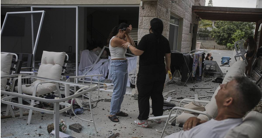 以色列里雄勒錫安居民的家被伊朗飛彈擊中。（圖／達志／美聯社，下同）