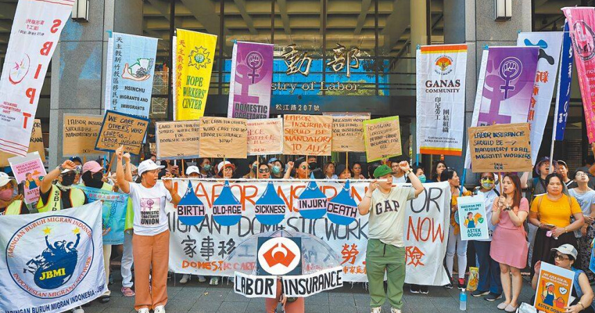 桃園市家庭看護工職業工會成員、移工及人權團體15日在勞動部前陳情，要求政府盡速將全台約20萬餘名家事移工納入勞工保險，終結制度性排除，爭取基本勞動保障。（圖／中國時報鄧博仁攝）