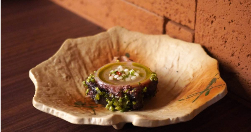 單點菜色「鮪魚骨髓、西洋菜、奇異果水、水梨」吃法豪邁，骨邊肉香氣十足。（380元，圖／魏妤靜攝）