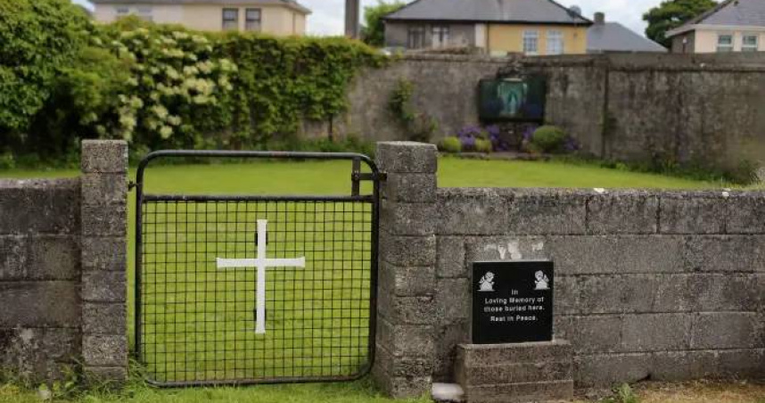 歷史學者凱瑟琳柯莉絲多年自費調查，揭露796名嬰幼兒遭集體掩埋的真相。（圖／翻攝自X）