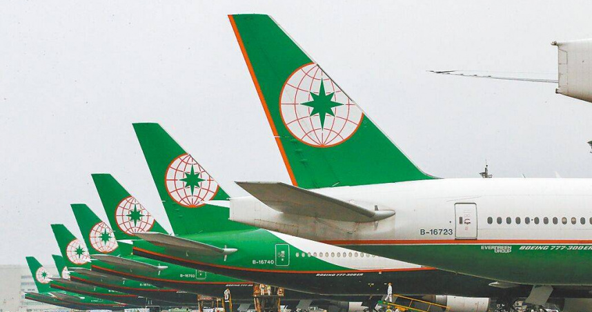 上月機長為救旅客轉降，意外引發網友「機長會不會黑掉？」的討論。長榮航空22日表示，生命無價不會懲處。圖為長榮機隊。（圖／報系資料照）