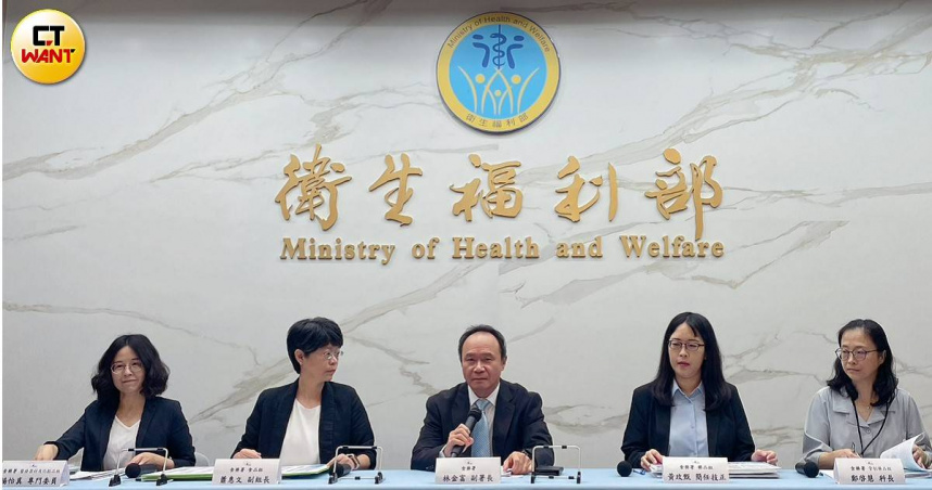 食藥署今天召開「入境攜帶食藥醫粧限自用，返國轉賣恐觸法」記者會。（圖／林則澄攝）