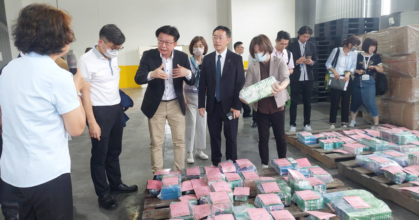 立委賴惠員、李坤城、郭國文及鍾佳濱考察基隆關，見到《菸害防治法》早已修正通過，但加熱菸全部必須被沒收。（圖／鍾佳濱辦公室提供）