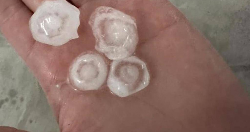 中央氣象署27日又對屏東縣發布午後大雷雨特報，而後高樹鄉又下起冰雹，這已是屏東連2天下冰雹，鄉民還驚呼「冰雹與50元、冰塊一樣大」。（圖／翻攝畫面）