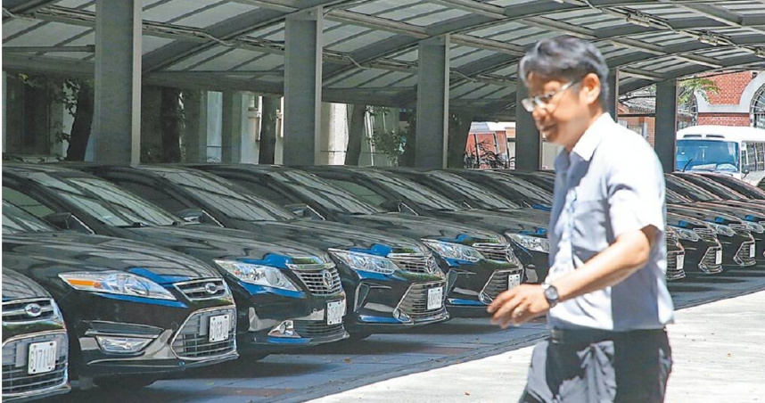 法務部廉政署與政風機關上月開會研商彙編全國性「公務車輛使用管理廉政指引」，列出12項違失態樣。圖為民眾經過監察院停車場的公務車。（圖／報系資料照）